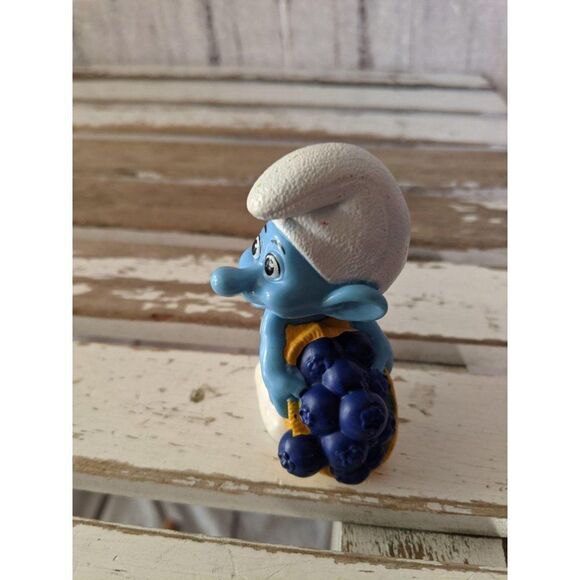 Peyo vintage Smurf greedy PVC 2011 McDonald's toy - Picture 2 of 7